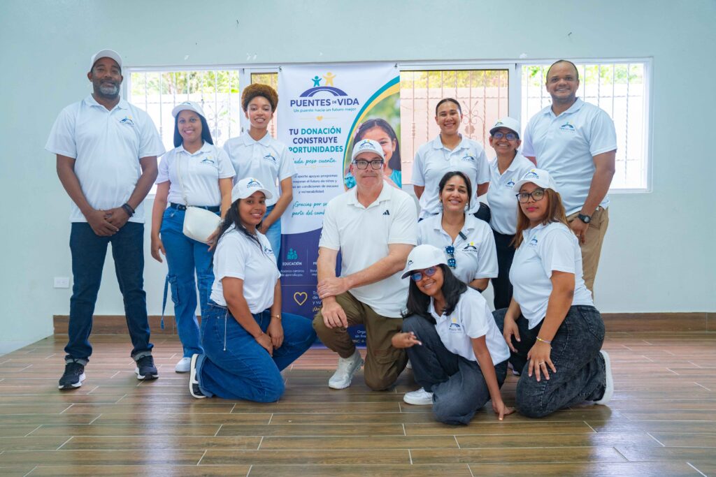 somos fundacion puentes de vida, foto del grupo de trabajo y equipo principal